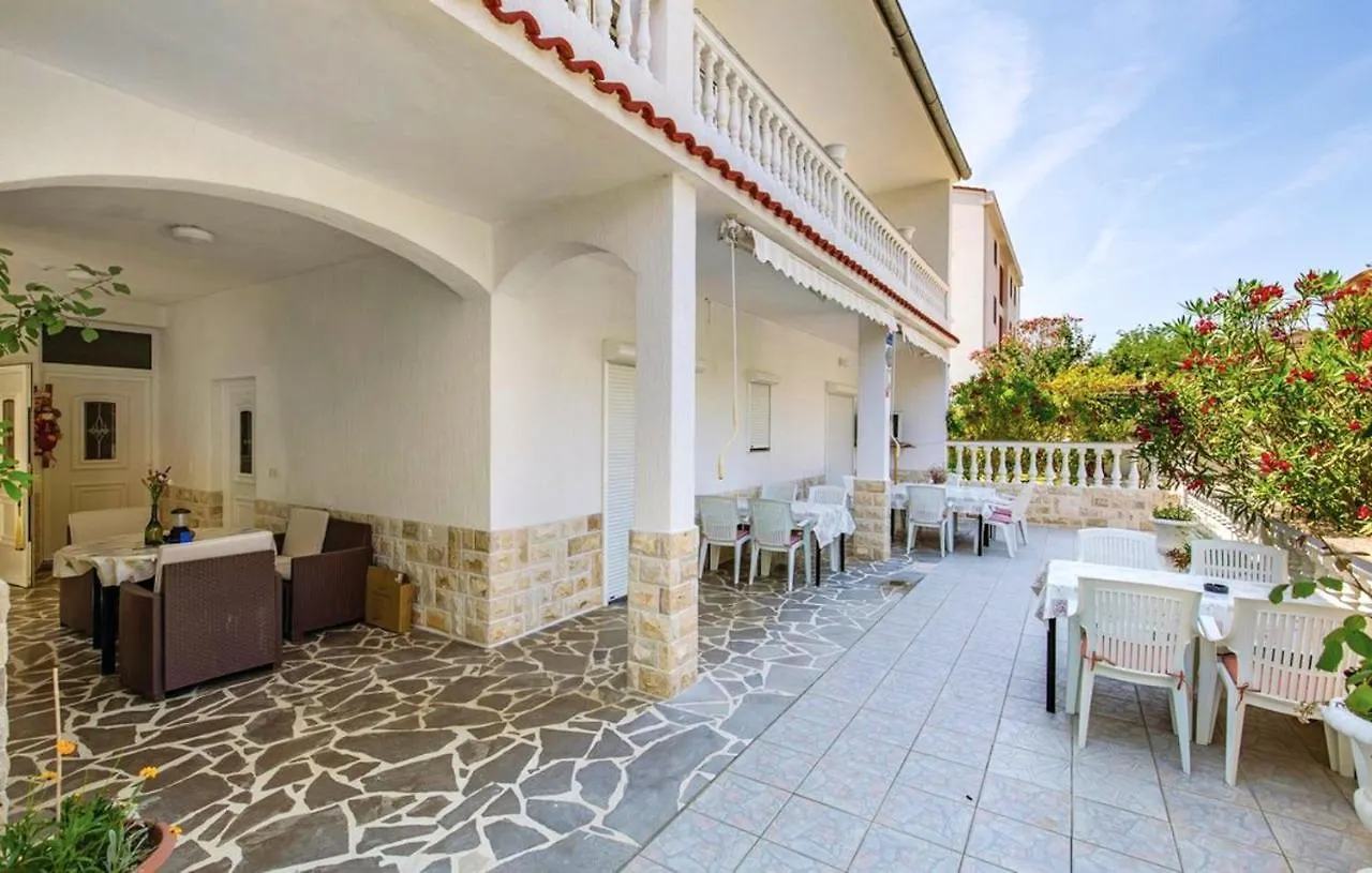 Comfortable Apartment With Garden In Palit 100 M² For 6 Guests
