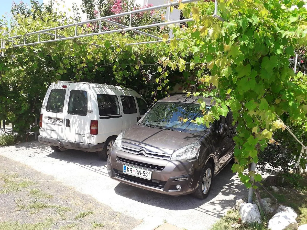 Comfortable Apartment With Garden In Palit 100 M² For 6 Guests Croatia