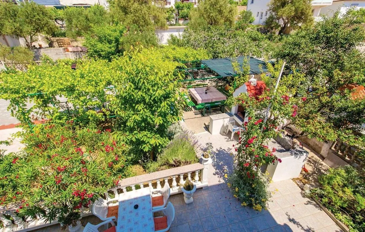 Comfortable Apartment With Garden In Palit 100 M² For 6 Guests Croatia