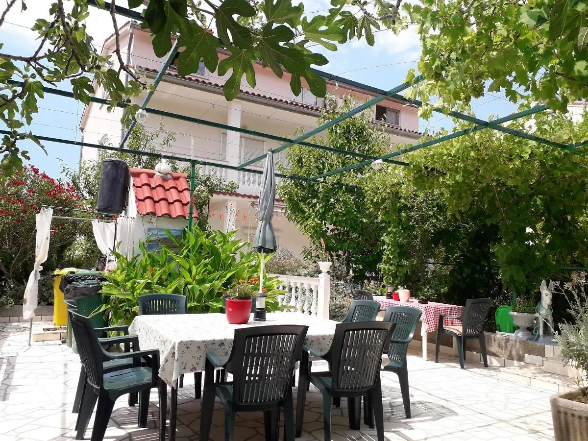 Comfortable Apartment With Garden In Palit 100 M² For 6 Guests